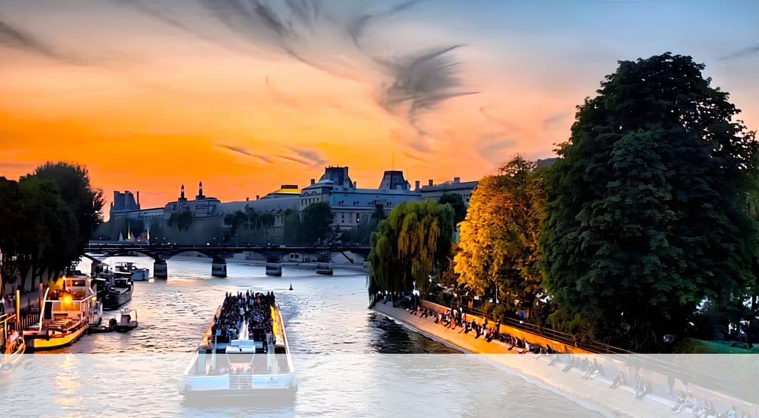 Sunset Seine River Cruise in Paris with sightseeing tour